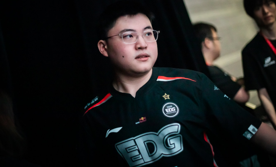 Uzi回归赛场,比分优势明显首场状态亮眼,独行侠观众沸腾!的简单介绍 Uzi回归赛场,比分优势明显首场状态亮眼,独行侠观众沸腾!的简单介绍