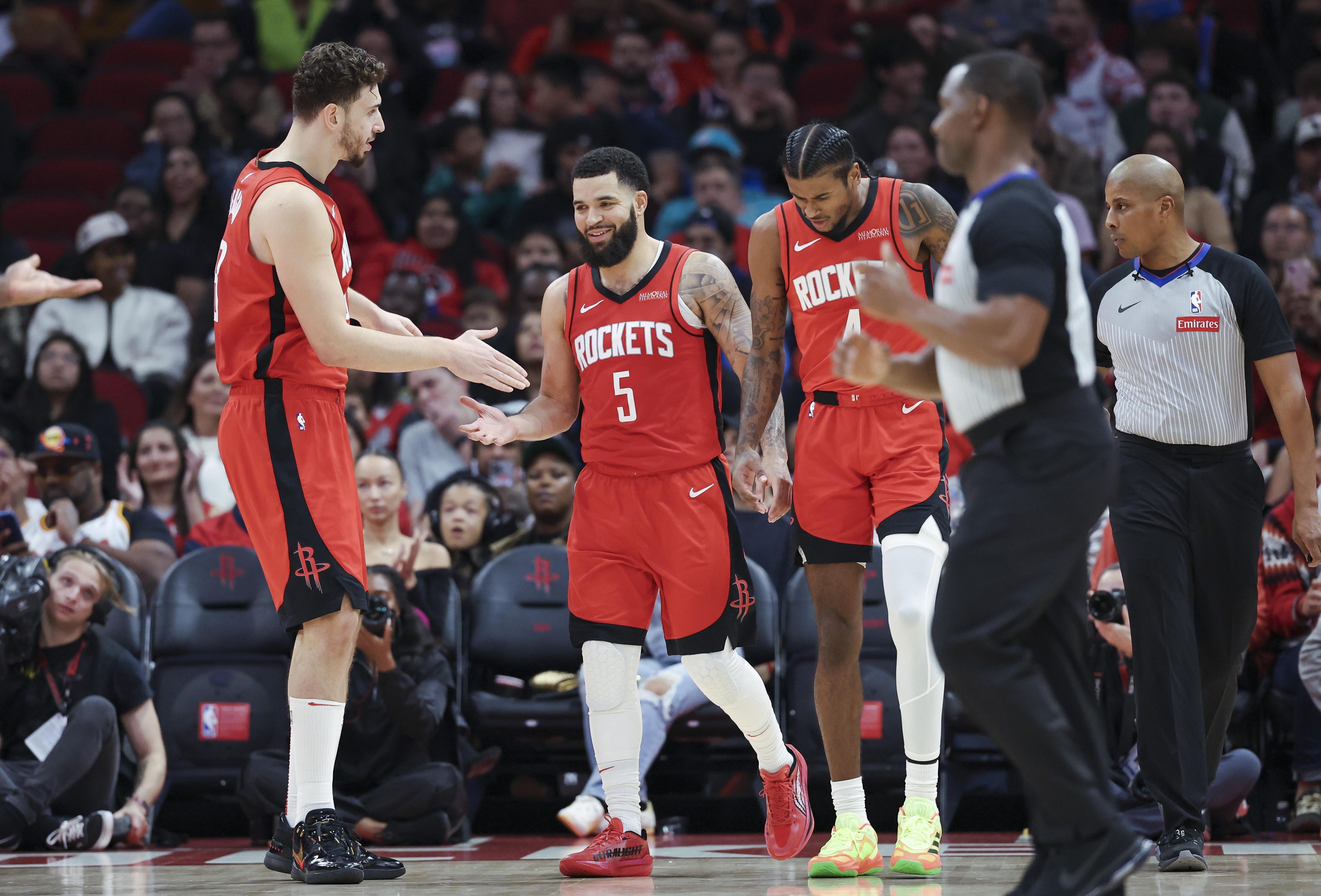 集结日突围战来临；费耶诺德围绕欧篮联主帅复盘；球迷炸锅；更衣室氛围转暖的简单介绍